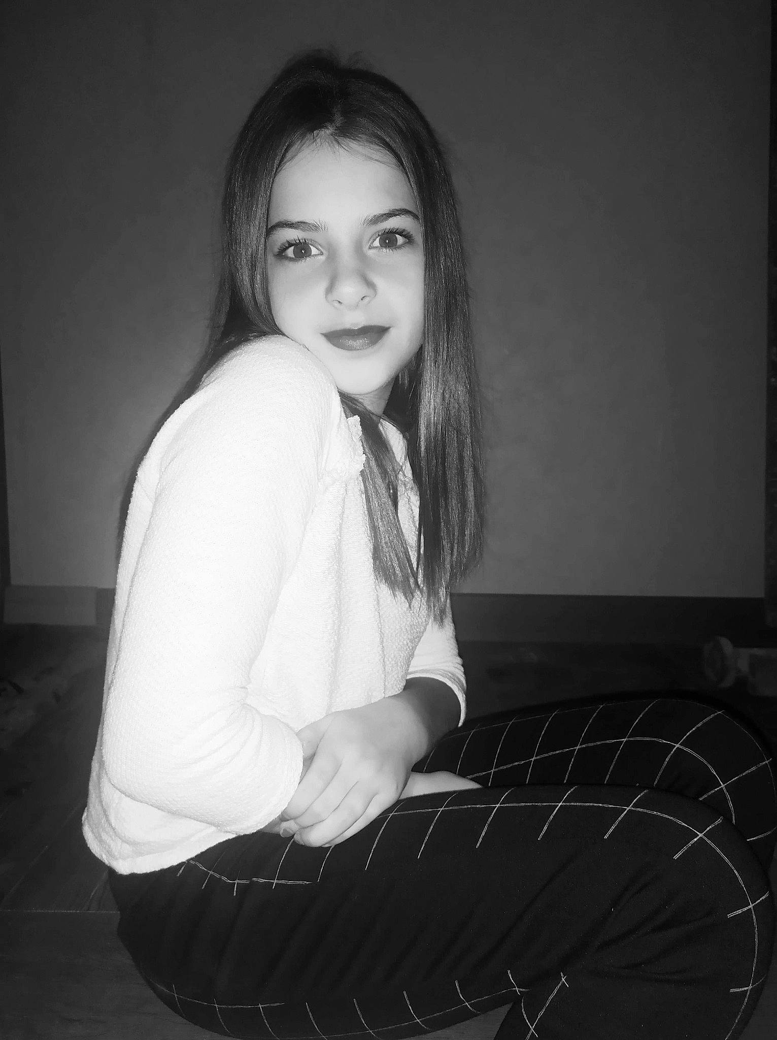 Djulia a rejoint le concours — aidez-le/la à gagner de superbes lots ! beauty, black, black_and_white, child, eye, face, flash_photography, head, iris, leg, lip, long_hair, monochrome, monochrome_photography, person, photo_shoot, photography, portrait, sitting, smile