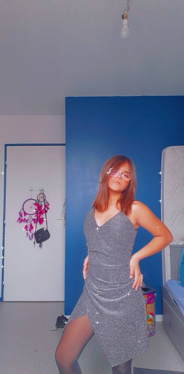 Kelyana a rejoint le concours — aidez-le/la à gagner de superbes lots ! art, blond, cocktail_dress, day_dress, electric_blue, event, fashion_design, formal_wear, human_leg, jewellery, knee, magenta, one_piece_garment, pattern, person, room, sleeve, street_fashion, thigh, trunk