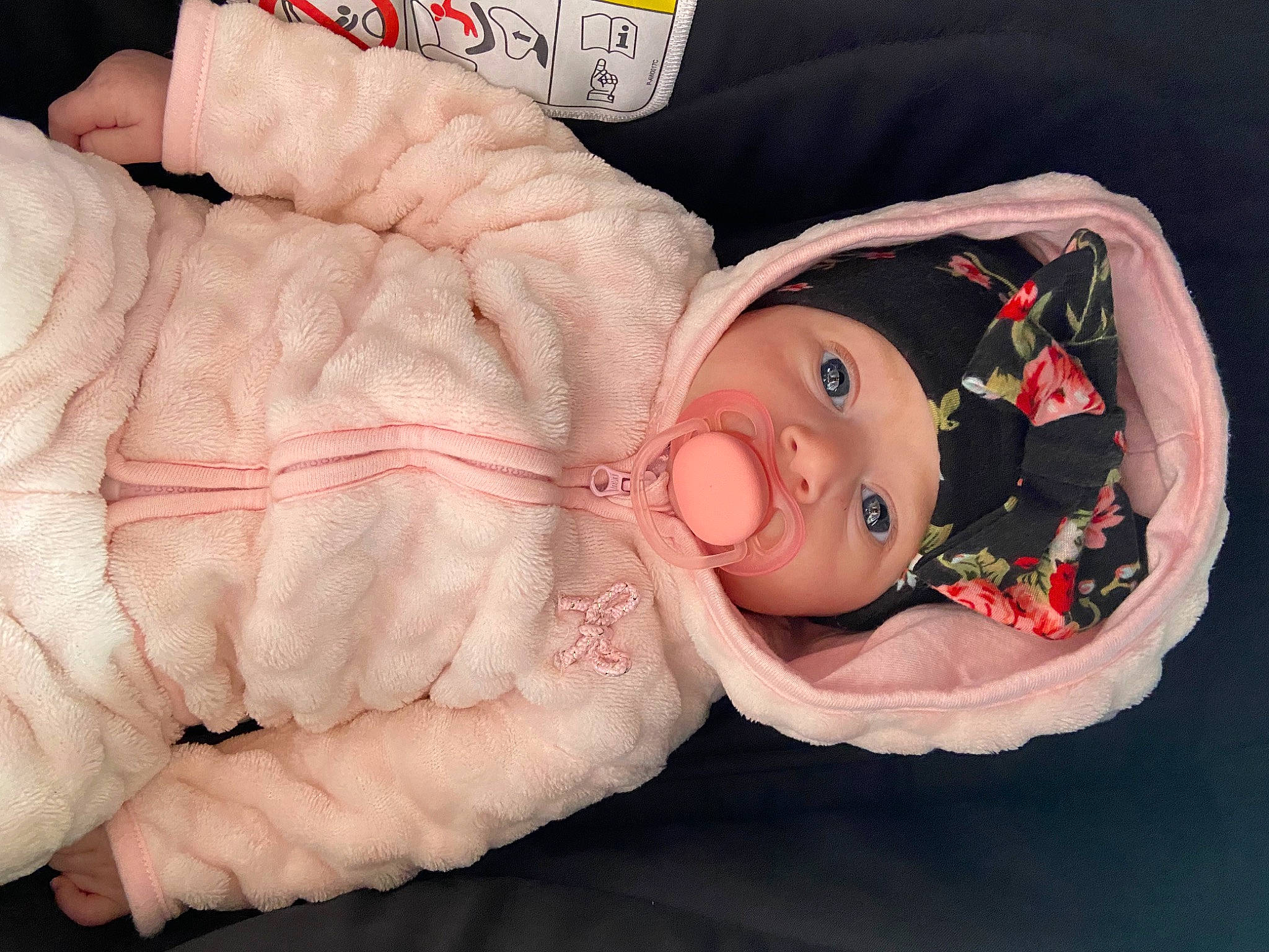 Zaÿna a rejoint le concours — aidez-le/la à gagner de superbes lots ! baby, baby_toddler_clothing, cheek, child, comfort, doll, eyelash, finger, gesture, hand, head, headwear, nail, peach, person, pink, skin, sleeve, textile, thumb