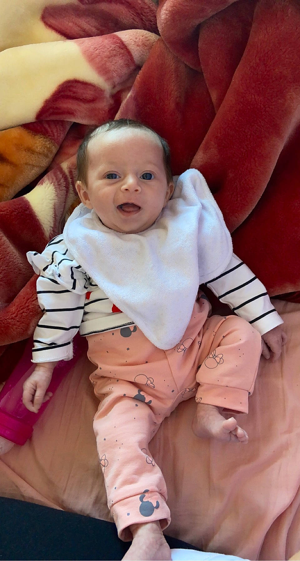 Zaÿna a rejoint le concours — aidez-le/la à gagner de superbes lots ! baby, baby_toddler_clothing, cheek, collar, comfort, eye, face, happy, head, human_body, mouth, neck, person, pink, skin, sleeve, smile, t_shirt, textile, thumb