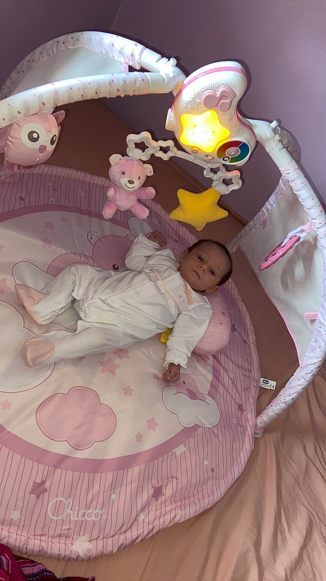 Zaÿna participe au concours pour gagner de l'argent avec cette photo : baby, baby_products, baby_safety, baby_sleeping, baby_toddler_clothing, baby_toys, bedding, bedtime, carmine, child, comfort, cradle, infant_bed, linens, magenta, person, pink, stuffed_toy, textile, toddler