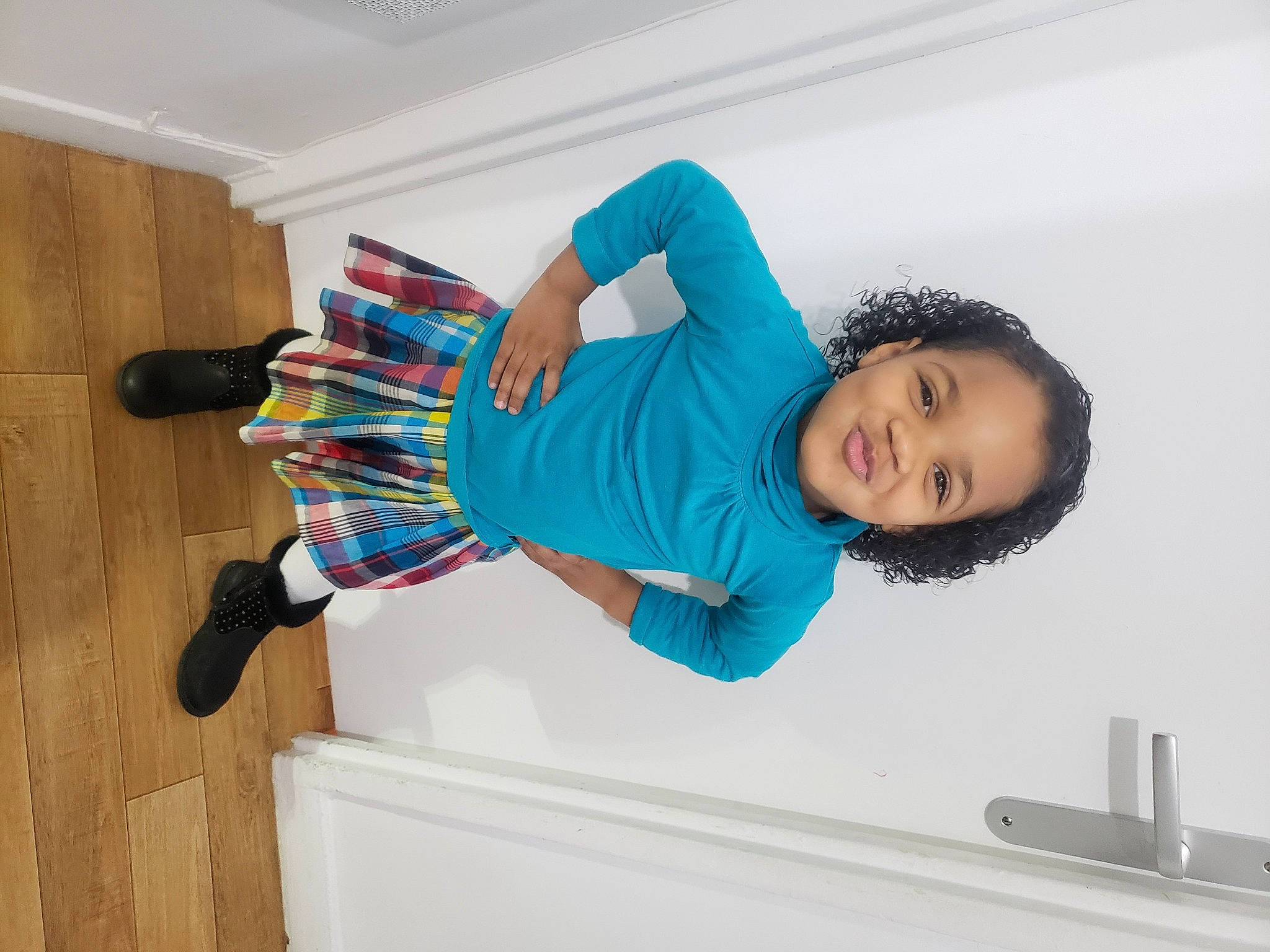 Lylah a rejoint le concours — aidez-le/la à gagner de superbes lots ! baby_toddler_clothing, comfort, dress, elbow, electric_blue, fun, happy, joint, joy, knee, person, room, sitting, sleeve, smile, sportswear, standing, t_shirt, thigh, toddler