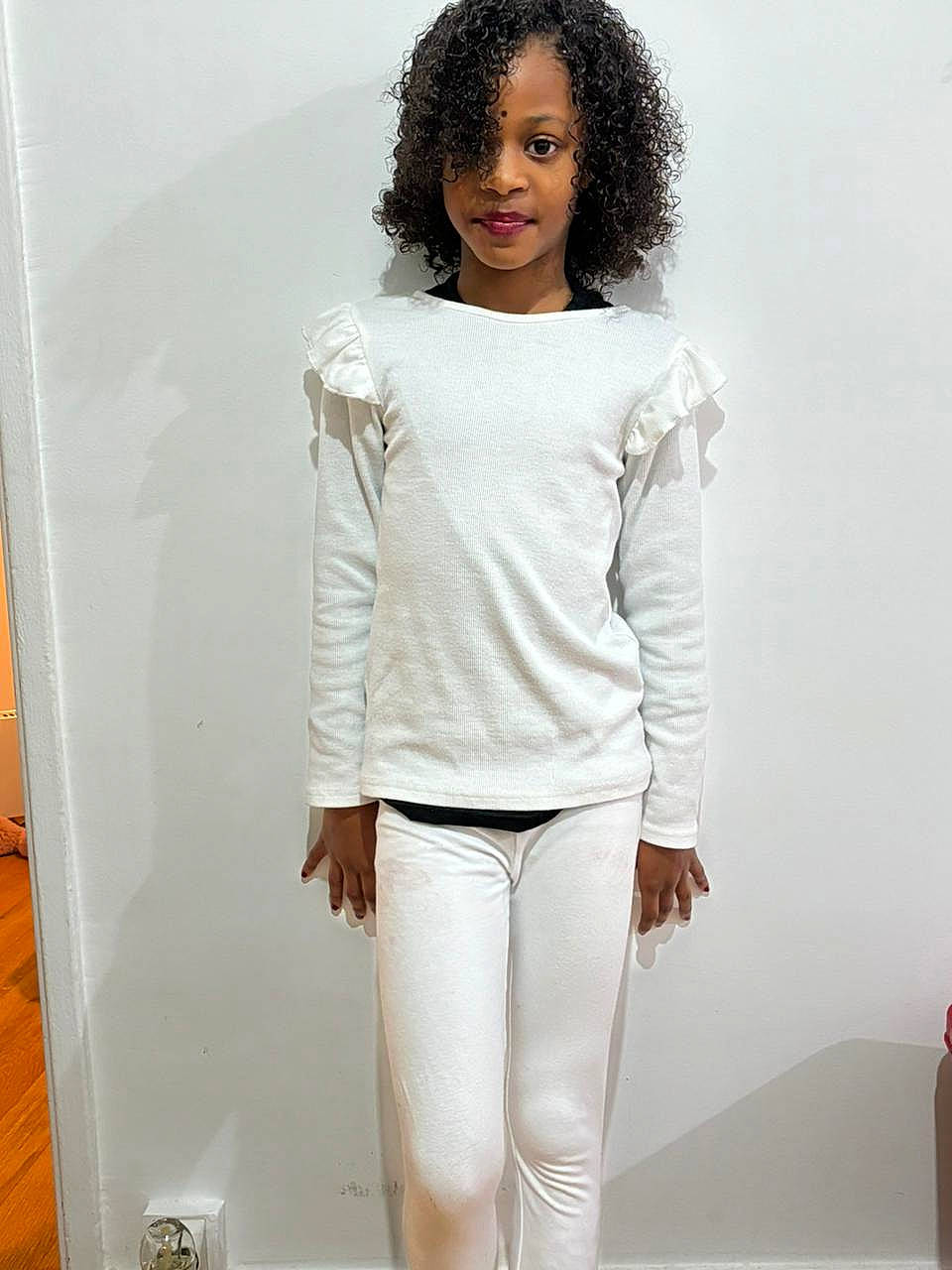 Halyah participe au concours pour gagner de l'argent avec cette photo : abdomen, afro, artificial_hair_integrations, blazer, collar, dress_shirt, elbow, fashion_design, grey, jheri_curl, long_hair, person, ringlet, sleeve, sportswear, t_shirt, thigh, trunk, waist, white