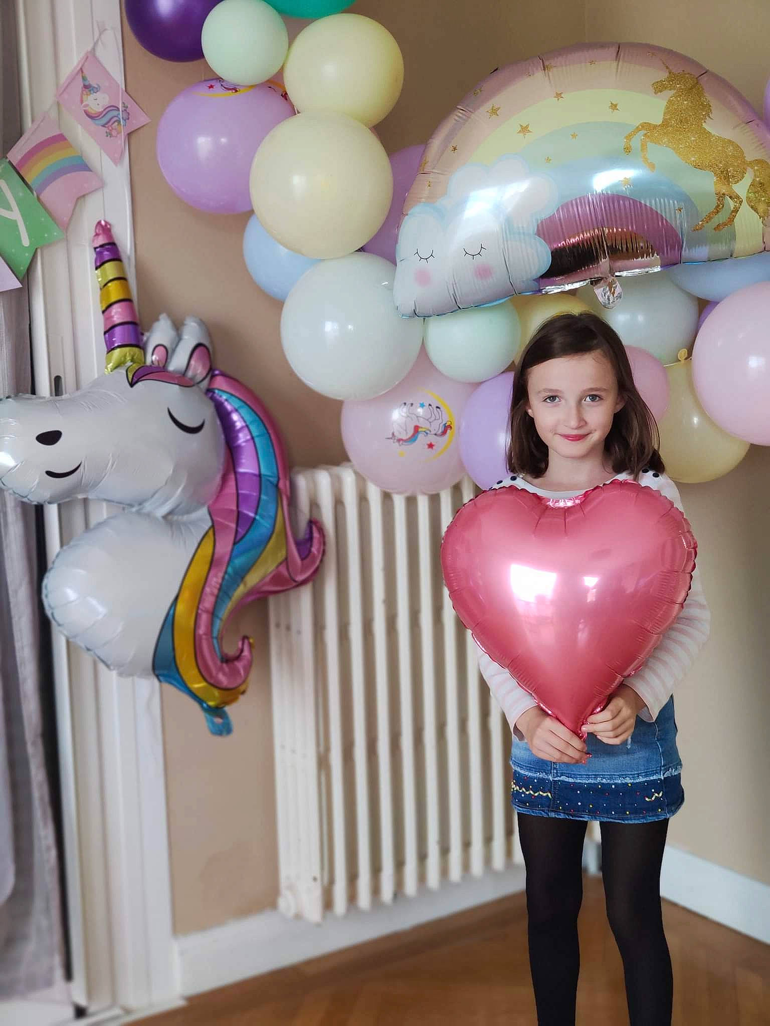 Nina a rejoint le concours — aidez-le/la à gagner de superbes lots ! abdomen, arch, balloon, chest, decoration, event, fashion_design, fun, hair, happy, human_leg, joy, magenta, organ, party, party_supply, person, pink, sportswear, thigh