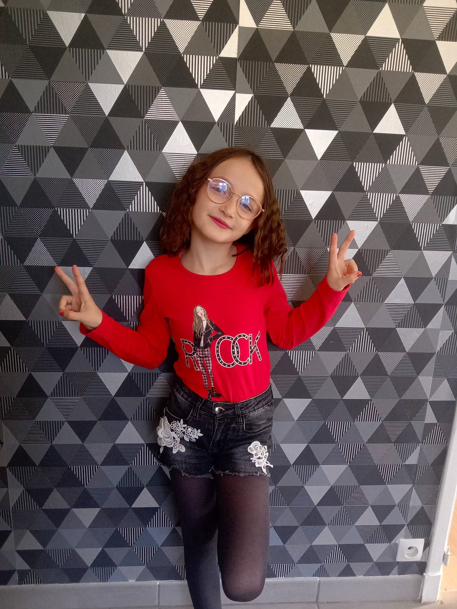 Nina a rejoint le concours — aidez-le/la à gagner de superbes lots ! cool, eyewear, fashion, finger, flash_photography, glasses, grey, hairstyle, happy, joint, joy, person, photograph, sleeve, standing, style, sunglasses, t_shirt, textile, thigh