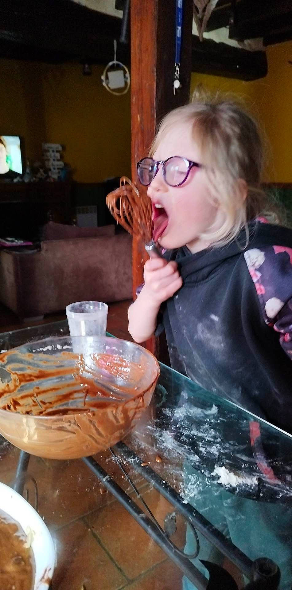 Mélyssandre participe au concours pour gagner de l'argent avec cette photo : bowl, comfort_food, cooking, cuisine, dish, drink, drinking, drinkware, eyewear, food, glass, glasses, ingredient, leisure, person, picture_frame, plate, recipe, tableware, television