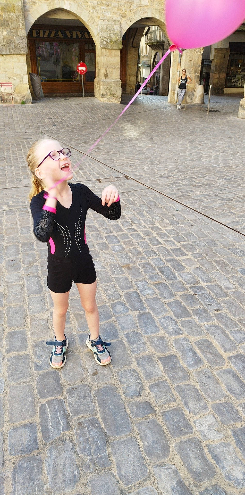 Mélyssandre participe au concours pour gagner de l'argent avec cette photo : asphalt, city, eyewear, flooring, fun, goggles, happy, human_leg, leisure, pedestrian, person, recreation, road, road_surface, sidewalk, sportswear, street, sunglasses, thigh, toddler