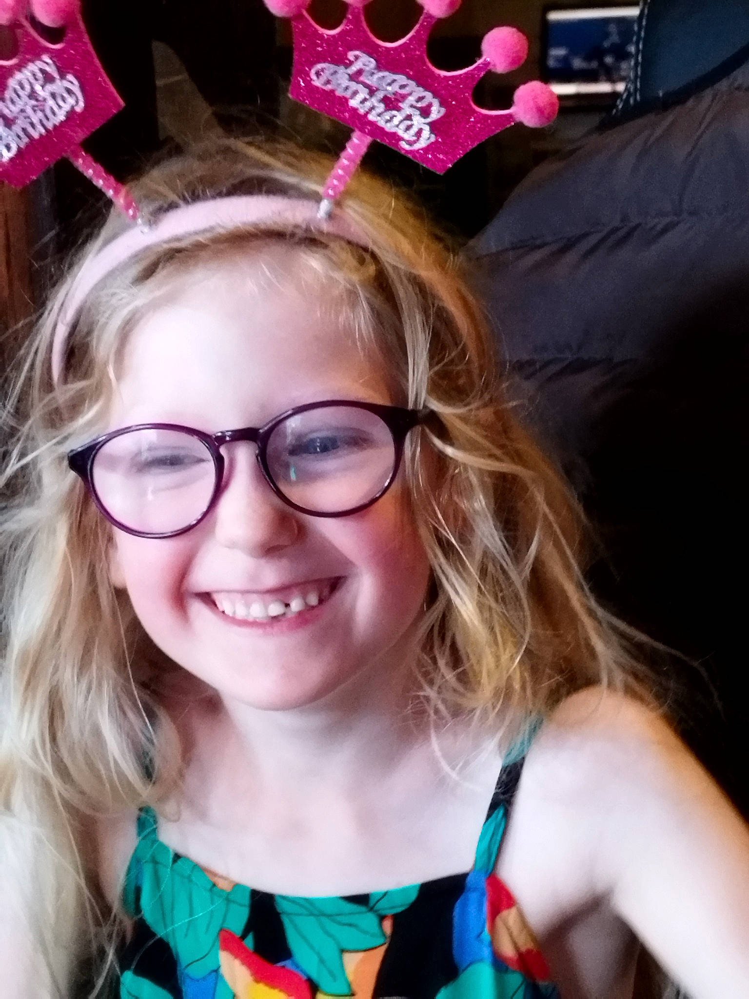 Mélyssandre a rejoint le concours — aidez-le/la à gagner de superbes lots ! blond, brown_hair, child, cool, electric_blue, event, eyewear, face, fashion_accessory, fun, glasses, happy, joy, leisure, long_hair, magenta, person, pink, selfie, smile