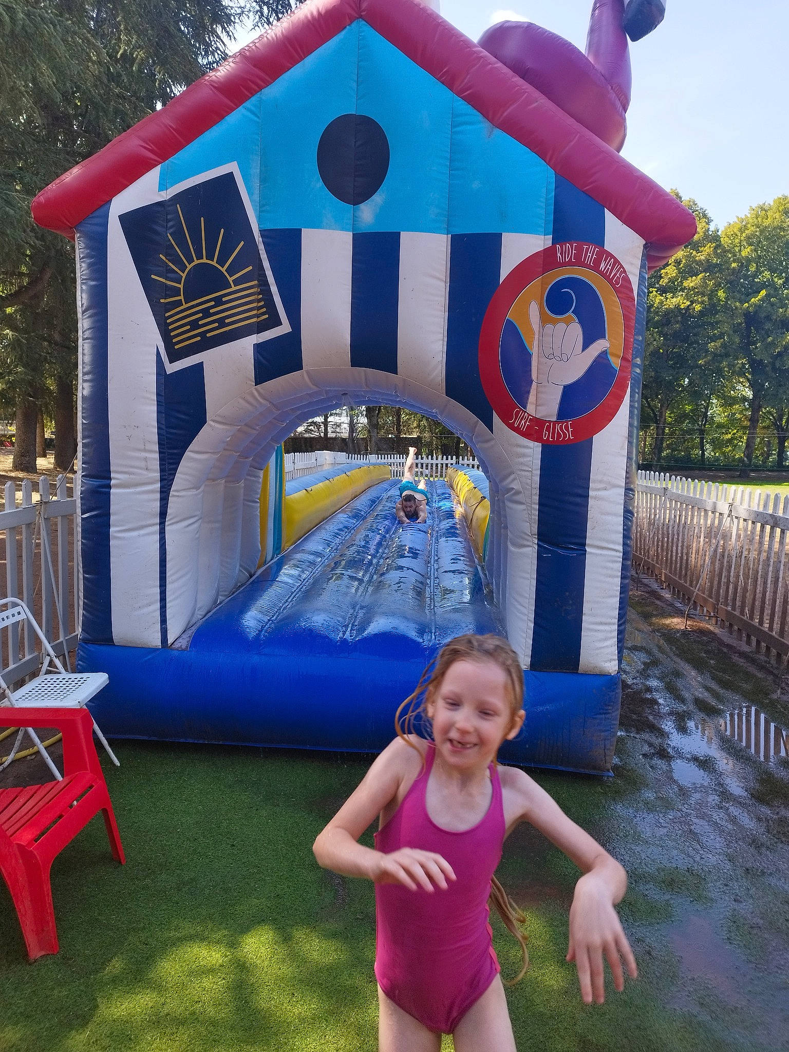 Mélyssandre a rejoint le concours — aidez-le/la à gagner de superbes lots ! bounce_house, chute, city, electric_blue, fun, inflatable, joy, leisure, outdoor_play_equipment, outdoor_recreation, person, photograph, plant, playground, public_space, recreation, shade, sky, smile, snapshot
