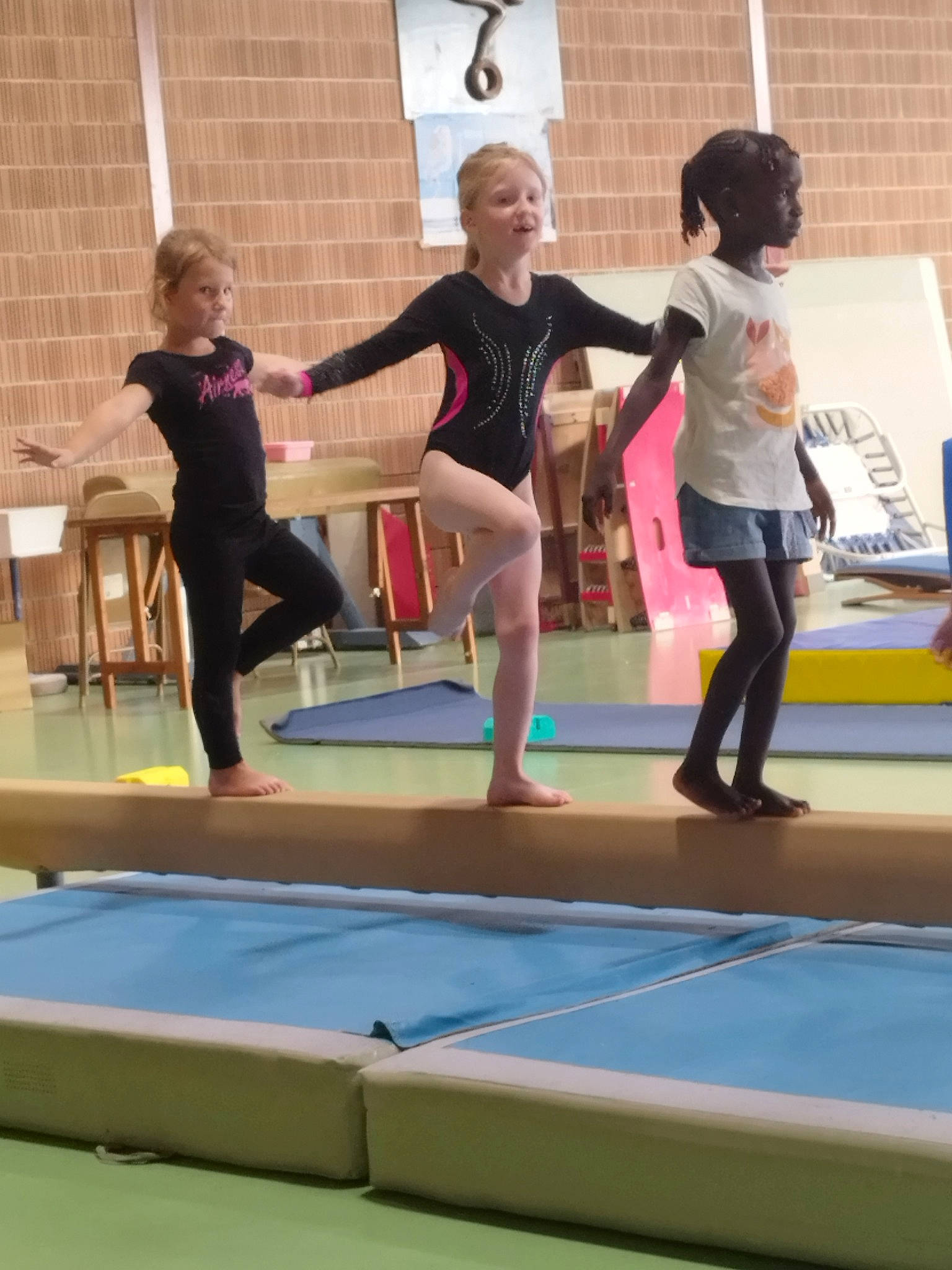 Mélyssandre a rejoint le concours — aidez-le/la à gagner de superbes lots ! active_pants, arm, artistic_gymnastics, balance, barefoot, competition_event, entertainment, fun, gymnastics, leg, leisure, leotard, maillot, performing_arts, person, recreation, shorts, sports, sportswear, swimwear