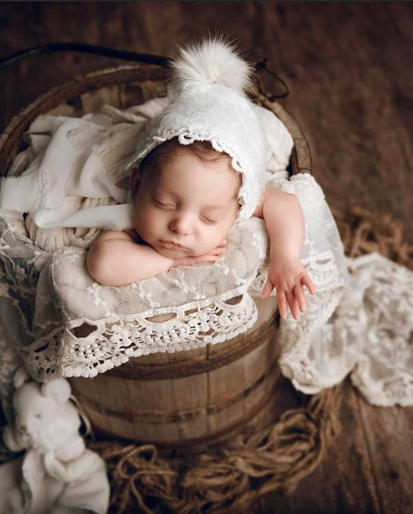 Zoé a rejoint le concours — aidez-le/la à gagner de superbes lots ! baby, baby_toddler_clothing, cheek, child, embellishment, eye, fashion_accessory, flash_photography, grass, hair_accessory, happy, headband, headpiece, iris, jewellery, person, portrait_photography, sitting, skin, toddler