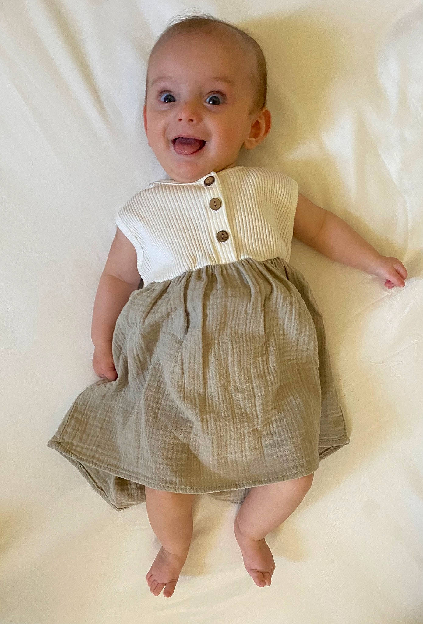 Zoé participe au concours pour gagner de l'argent avec cette photo : baby, baby_toddler_clothing, collar, day_dress, dress, dress_shirt, face, happy, iris, one_piece_garment, pattern, person, photograph, product, skin, sleeve, smile, standing, t_shirt, textile