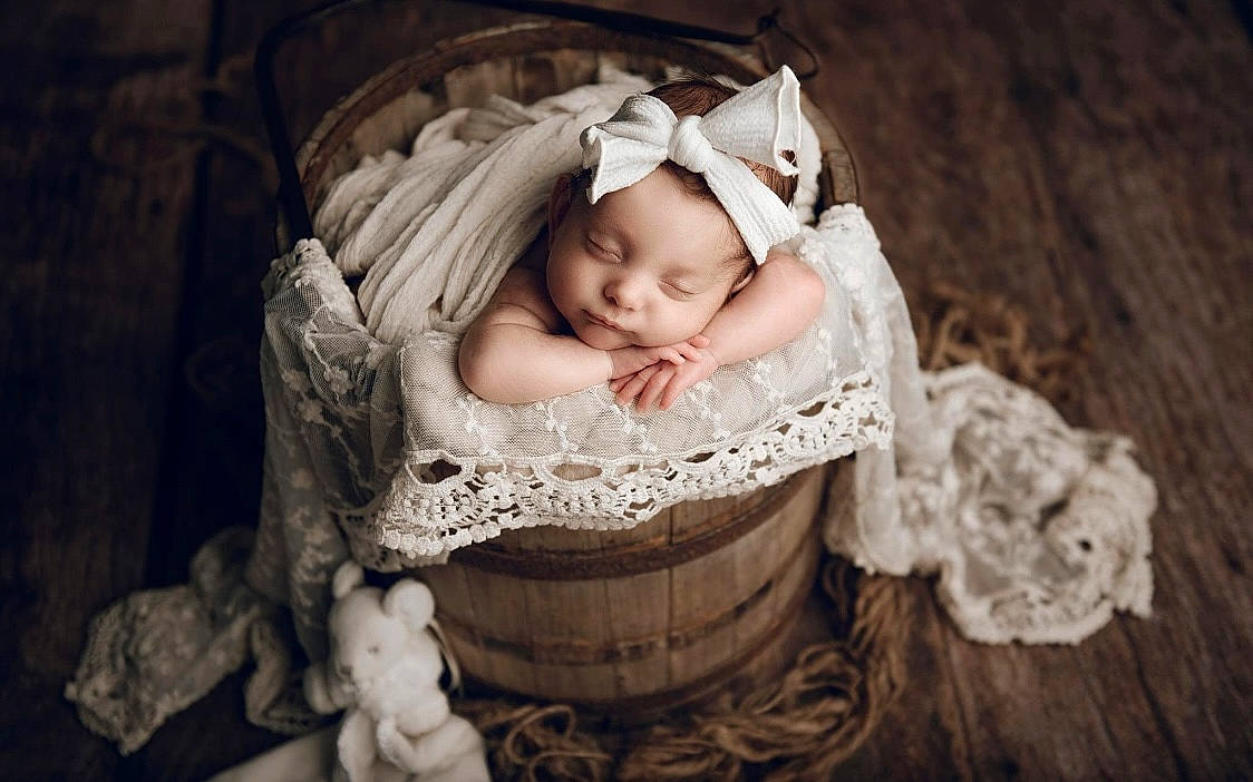 Zoé participe au concours pour gagner de l'argent avec cette photo : baby, baby_toddler_clothing, cheek, comfort, dress, embellishment, eye, flash_photography, hand, happy, head, headband, headgear, headpiece, headwear, human_body, iris, outerwear, person, skin