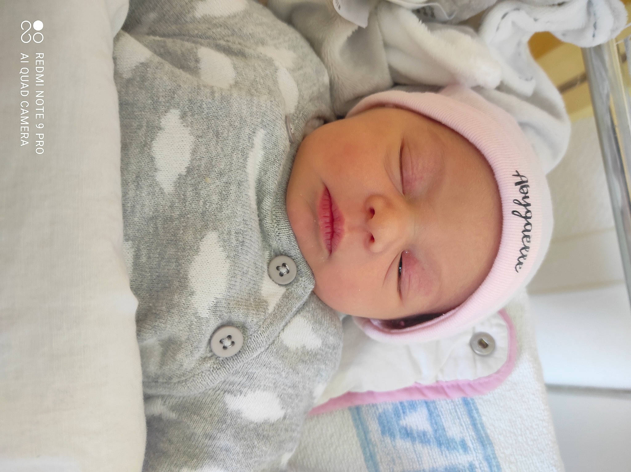 Abygaelle participe au concours pour gagner de l'argent avec cette photo : baby, baby_products, baby_safety, baby_sleeping, baby_toddler_clothing, bedding, bedtime, blanket, cheek, child, comfort, headwear, linens, nap, person, skin, sleep, textile, toddler