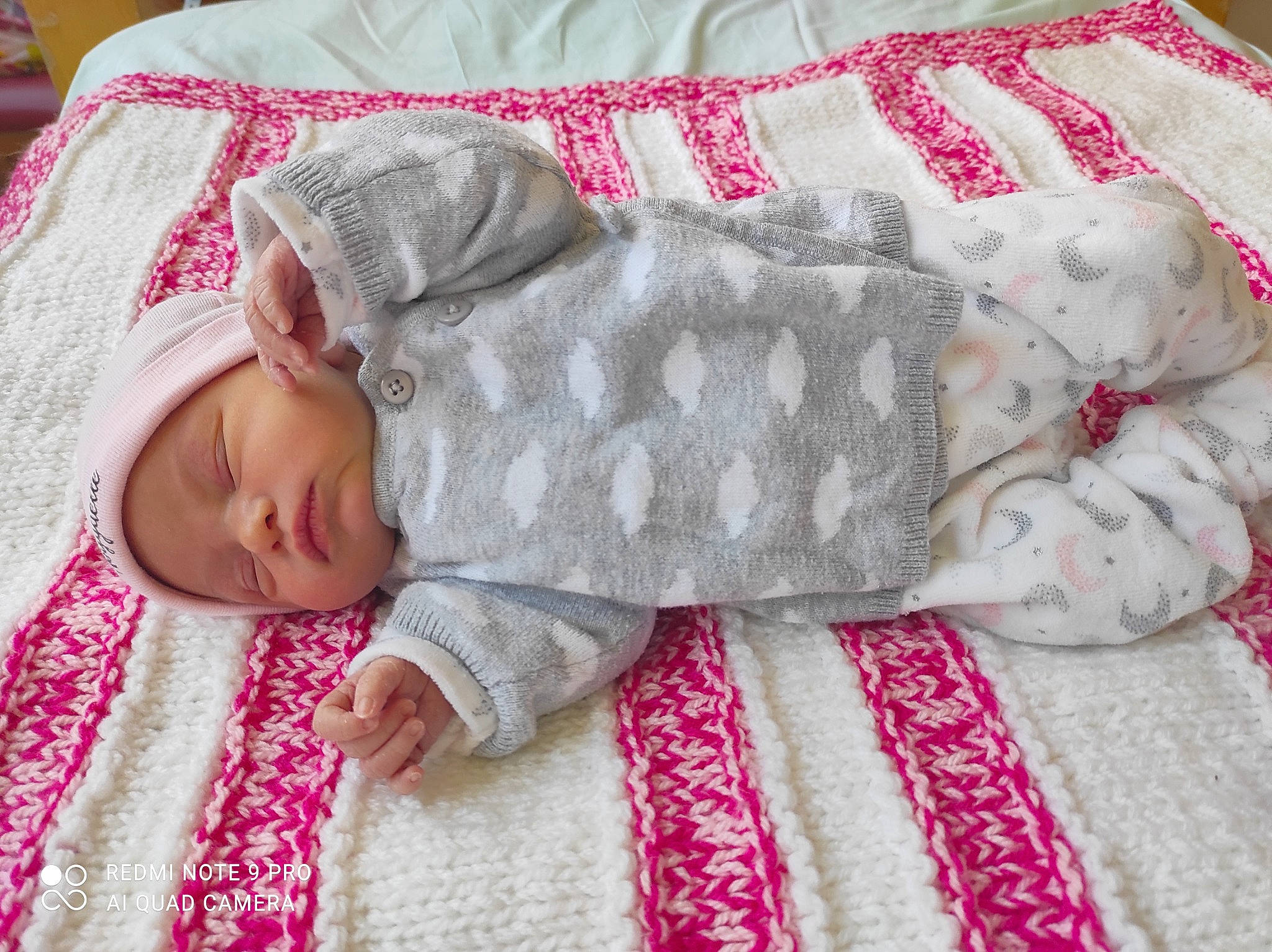 Abygaelle participe au concours pour gagner de l'argent avec cette photo : baby, baby_products, baby_sleeping, baby_toddler_clothing, bedtime, blanket, cheek, child, comfort, face, human, linens, nap, nightwear, nose, pattern, person, pink, sleep, textile