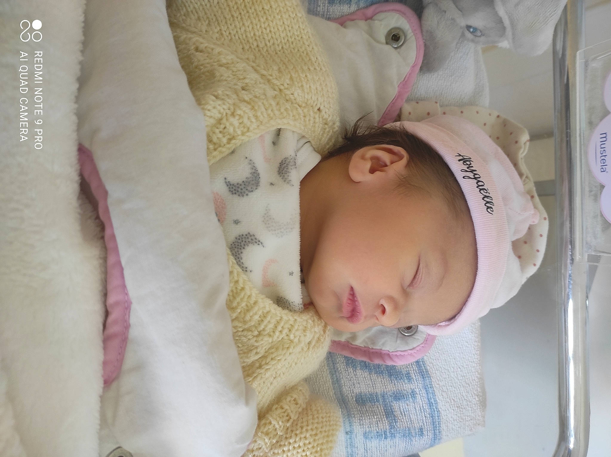 Abygaelle participe au concours pour gagner de l'argent avec cette photo : baby, baby_products, baby_sleeping, baby_toddler_clothing, blanket, cheek, child, linens, lip, nose, person, product, skin, sleep, textile, toddler