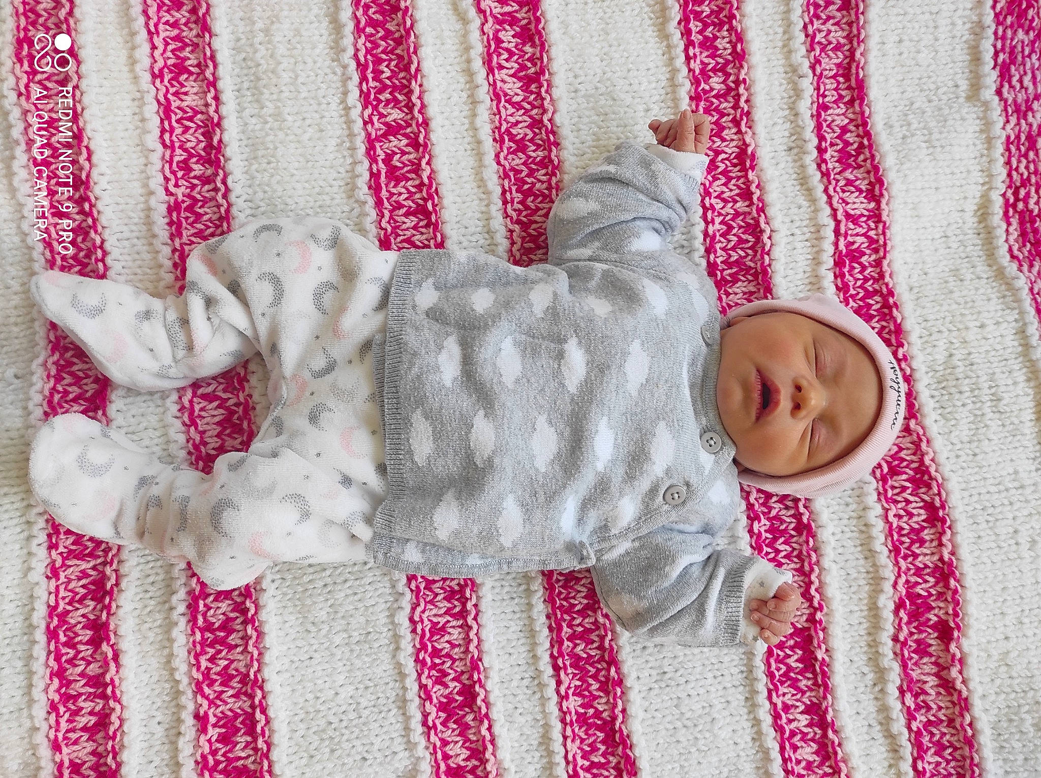 Abygaelle a rejoint le concours — aidez-le/la à gagner de superbes lots ! baby, baby_products, baby_toddler_clothing, bedtime, headwear, linens, magenta, nightwear, pattern, person, pink, purple, textile, violet