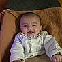 Arthur a rejoint le concours — aidez-le/la à gagner de superbes lots ! baby, smiling, white_shirt, blanket, cushion, infant, happy, portrait, child, indoor, seated, cute, face, head, hands, young, cozy, clothing, person, baby_girl