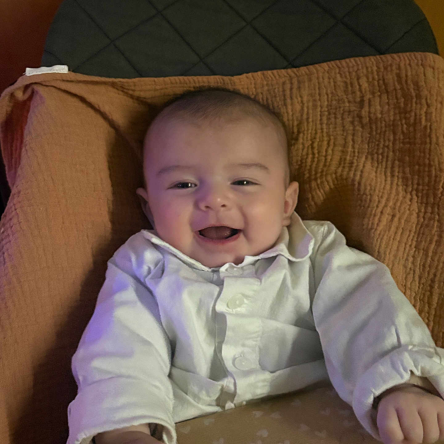Arthur a rejoint le concours — aidez-le/la à gagner de superbes lots ! baby, baby_girl, blanket, child, clothing, cozy, cushion, cute, face, hands, happy, head, indoor, infant, person, portrait, seated, smiling, white_shirt, young