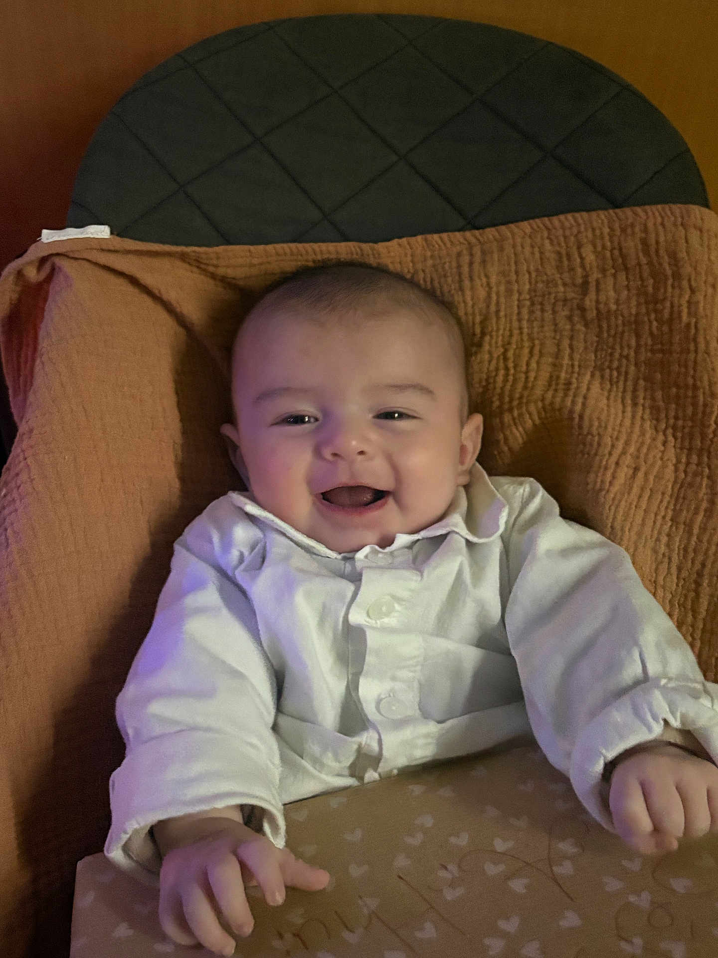 Arthur a rejoint le concours — aidez-le/la à gagner de superbes lots ! baby, smiling, white_shirt, blanket, cushion, infant, happy, portrait, child, indoor, seated, cute, face, head, hands, young, cozy, clothing, person, baby_girl