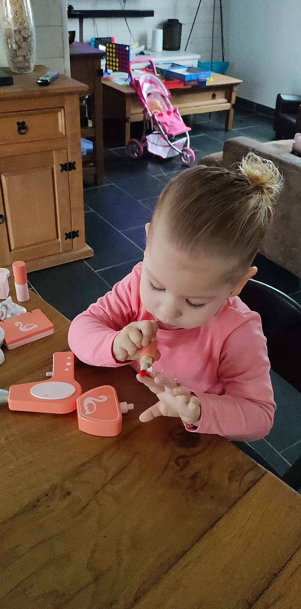 Jade a rejoint le concours — aidez-le/la à gagner de superbes lots ! baby, baby_toddler_clothing, cabinetry, chair, chest_of_drawers, child, drawer, finger, floor, flooring, fun, hardwood, person, pink, play, room, sitting, skin, toddler, wood