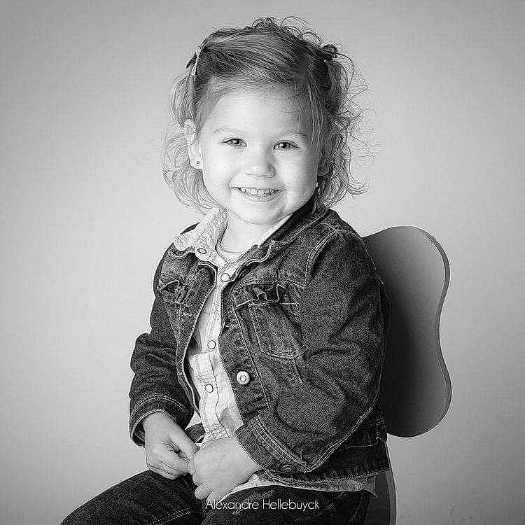 Jade a rejoint le concours — aidez-le/la à gagner de superbes lots ! cheek, chin, clothing, eye, face, flash_photography, gesture, hair, hairstyle, hand, happy, head, human_body, iris, joy, neck, person, shoulder, skin, sleeve