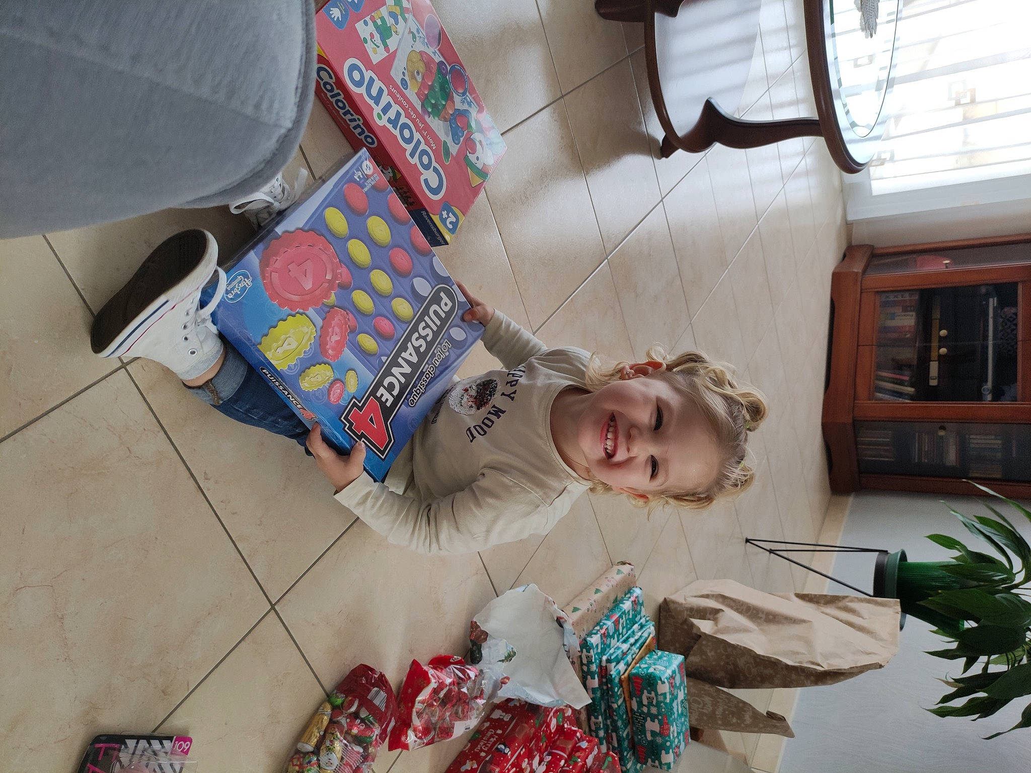 Jade a rejoint le concours — aidez-le/la à gagner de superbes lots ! child, event, flooring, fun, holiday, house, joy, leisure, person, picture_frame, plant, play, room, sitting, snapshot, textile, toddler, tree, vacation, white