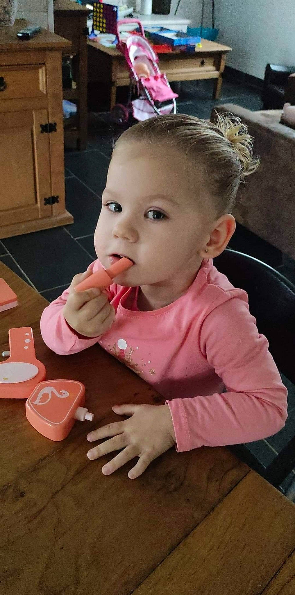 Jade a rejoint le concours — aidez-le/la à gagner de superbes lots ! baby, baby_toddler_clothing, cabinetry, cheek, child, cup, eyelash, fashion_accessory, flooring, fun, hairstyle, lip, nose, person, pink, play, sitting, skin, standing, toddler