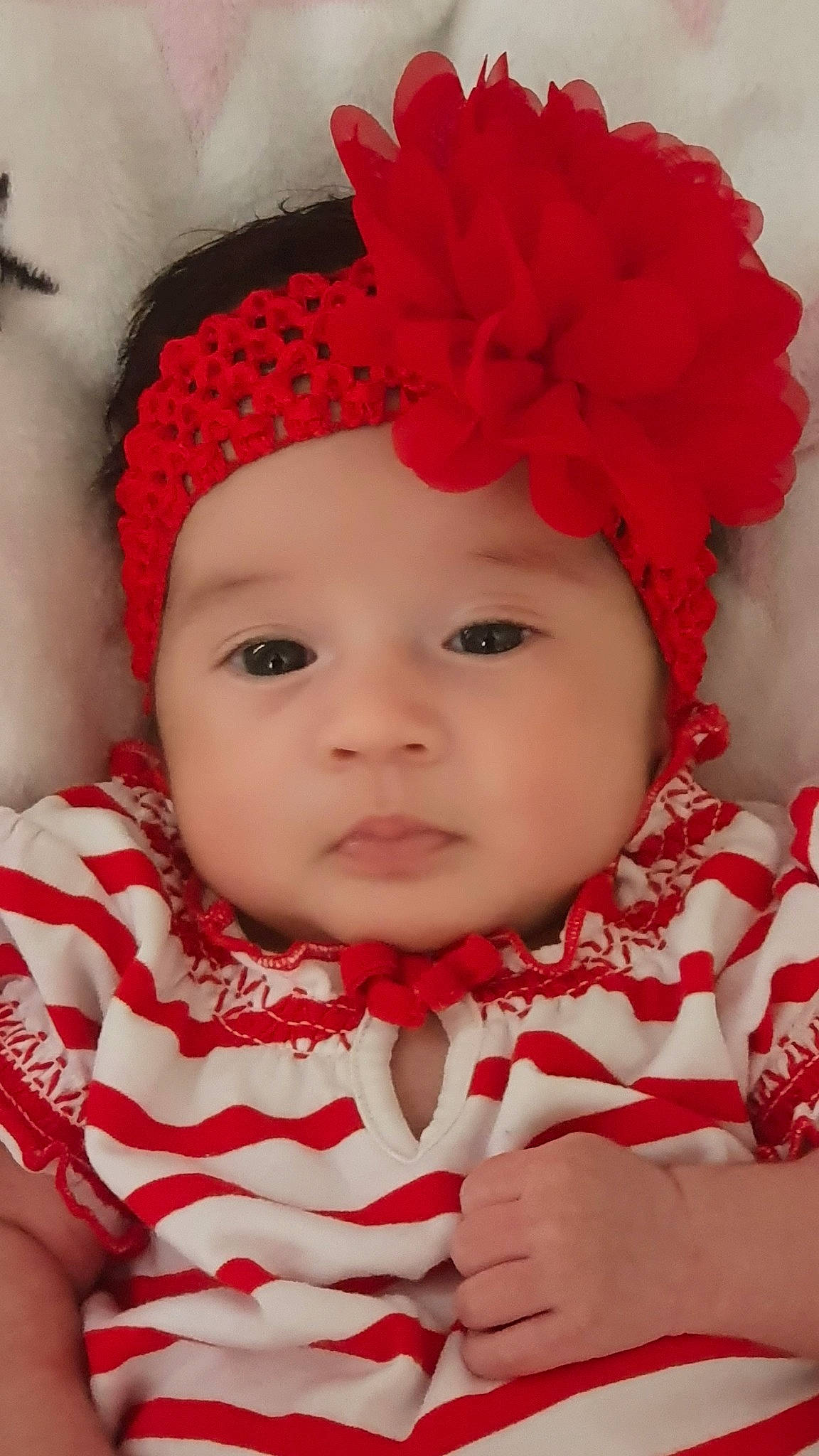 élaynna a rejoint le concours — aidez-le/la à gagner de superbes lots ! baby, cheek, child, clothing, face, fashion_accessory, forehead, hair_accessory, head, headband, headgear, headpiece, lip, mouth, nose, person, pink, red, skin, smile