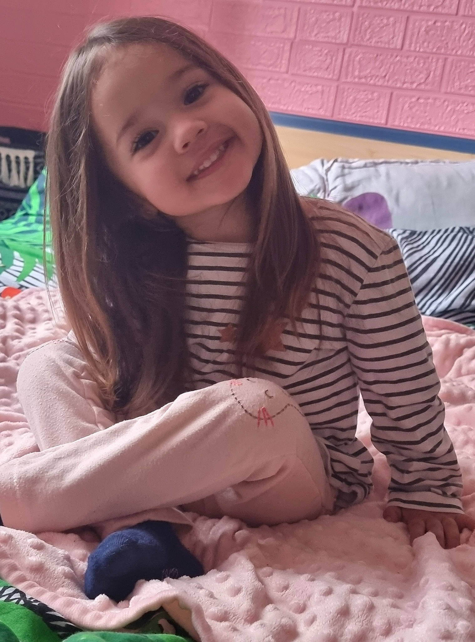 élaynna participe au concours pour gagner de l'argent avec cette photo : black_hair, comfort, flooring, fun, hair, hand, happy, human, iris, joy, knee, long_hair, mammal, outerwear, pattern, person, skin, sleeve, smile, thigh