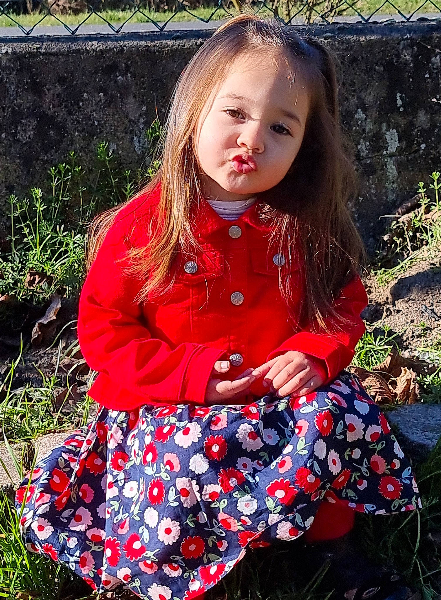 élaynna a rejoint le concours — aidez-le/la à gagner de superbes lots ! baby_toddler_clothing, clothing, day_dress, dress, eye, face, facial_expression, grass, hairstyle, happy, iris, lip, outerwear, people_in_nature, person, pink, plant, sleeve, standing, street_fashion