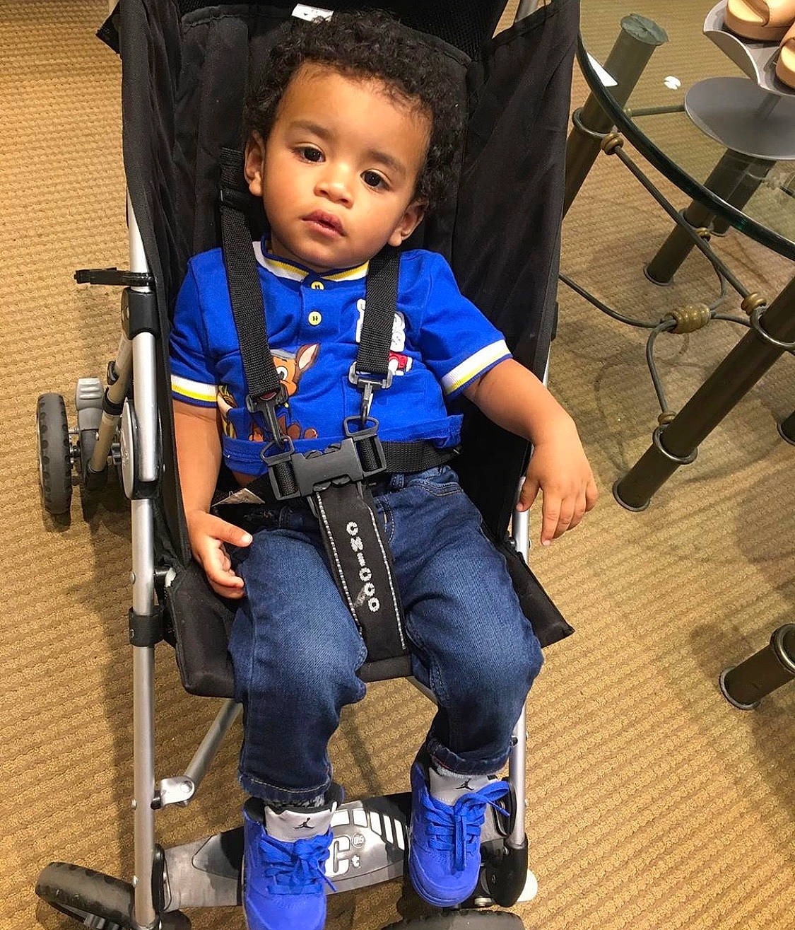 Gio is registered to the contest to win money with this photo: child, denim, electric_blue, jeans, person, product, shoe, toddler