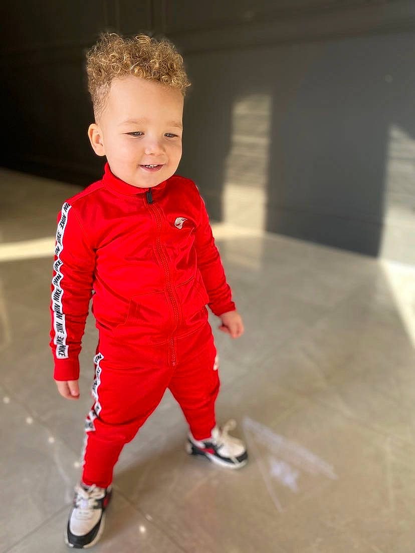 Melvin a rejoint le concours — aidez-le/la à gagner de superbes lots ! baby, baby_toddler_clothing, child, electric_blue, face, fashion_design, floor, flooring, footwear, fun, hair, happy, joy, leg, nose, person, sleeve, smile, sneakers, t_shirt