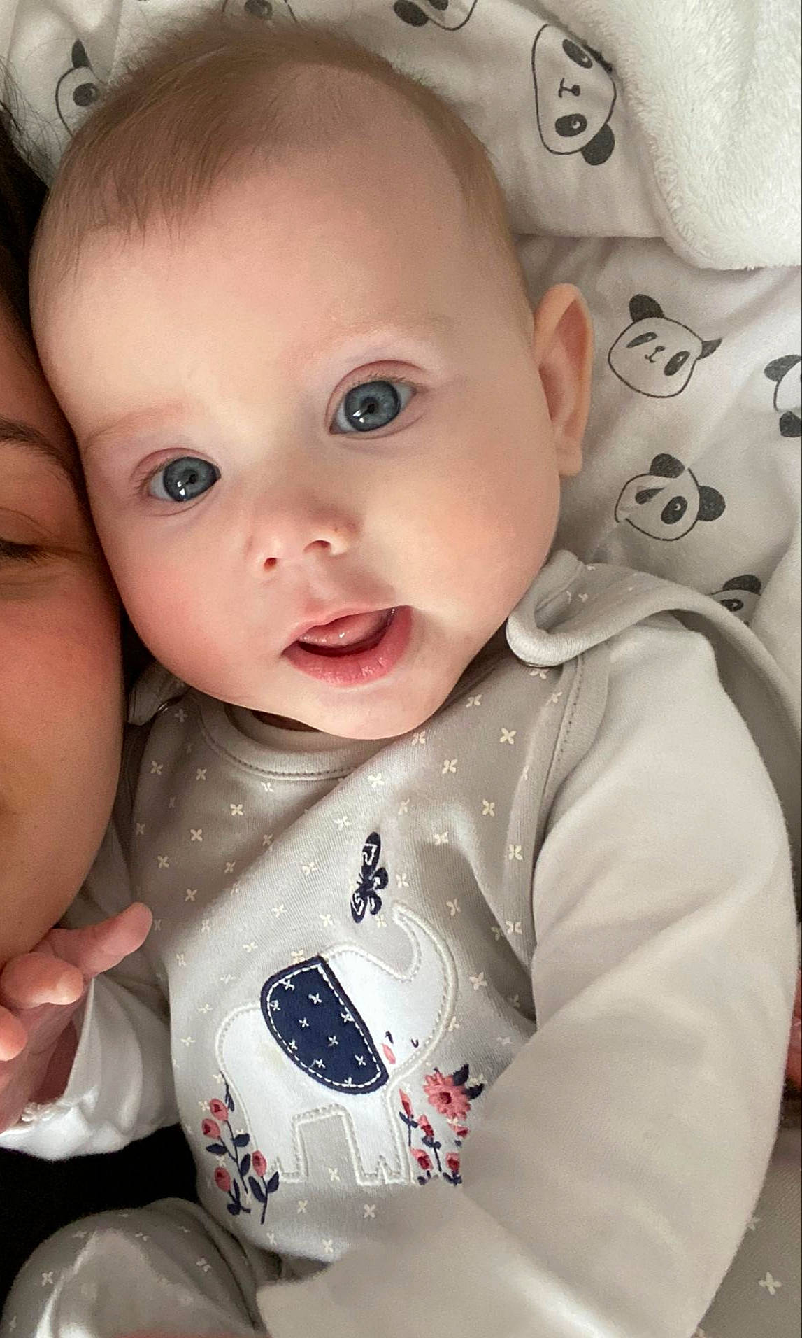 Mira a rejoint le concours — aidez-le/la à gagner de superbes lots ! baby, baby_toddler_clothing, cheek, chin, eye, eyebrow, eyelash, face, facial_expression, forehead, hairstyle, head, human_body, iris, lip, mouth, neck, nose, person, skin