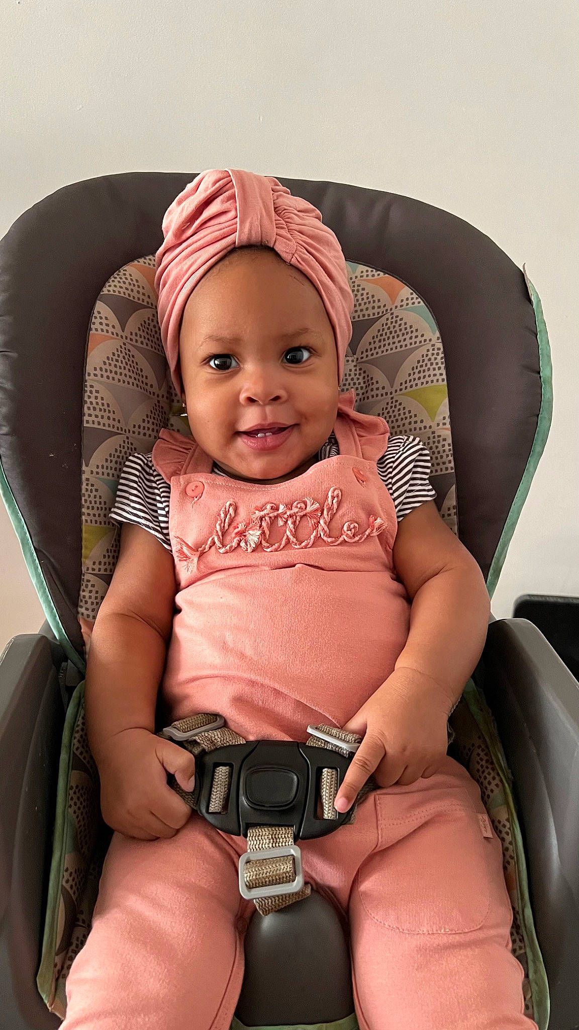 Shanick a rejoint le concours — aidez-le/la à gagner de superbes lots ! auto_part, baby, baby_carriage, baby_products, baby_toddler_clothing, beauty, car_seat, chair, cheek, child, comfort, cool, fashion_accessory, finger, headwear, person, seat_belt, sitting, skin, smile