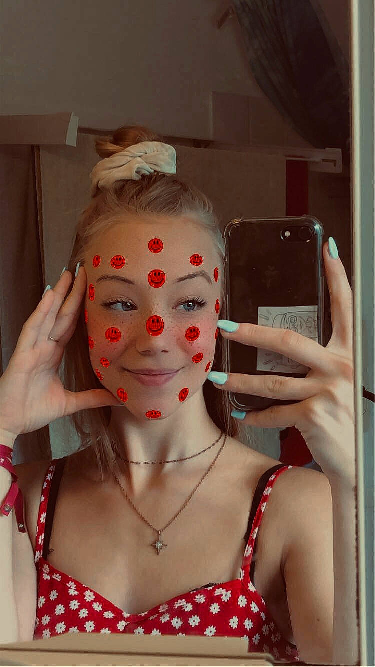 Sarah participe au concours pour gagner de l'argent avec cette photo : brassiere, chest, eye, eyelash, eyewear, fashion_design, fun, hand, lip, mannequin, mask, mouth, nail, neck, performing_arts, person, personal_protective_equipment, shoulder, swimwear, trunk