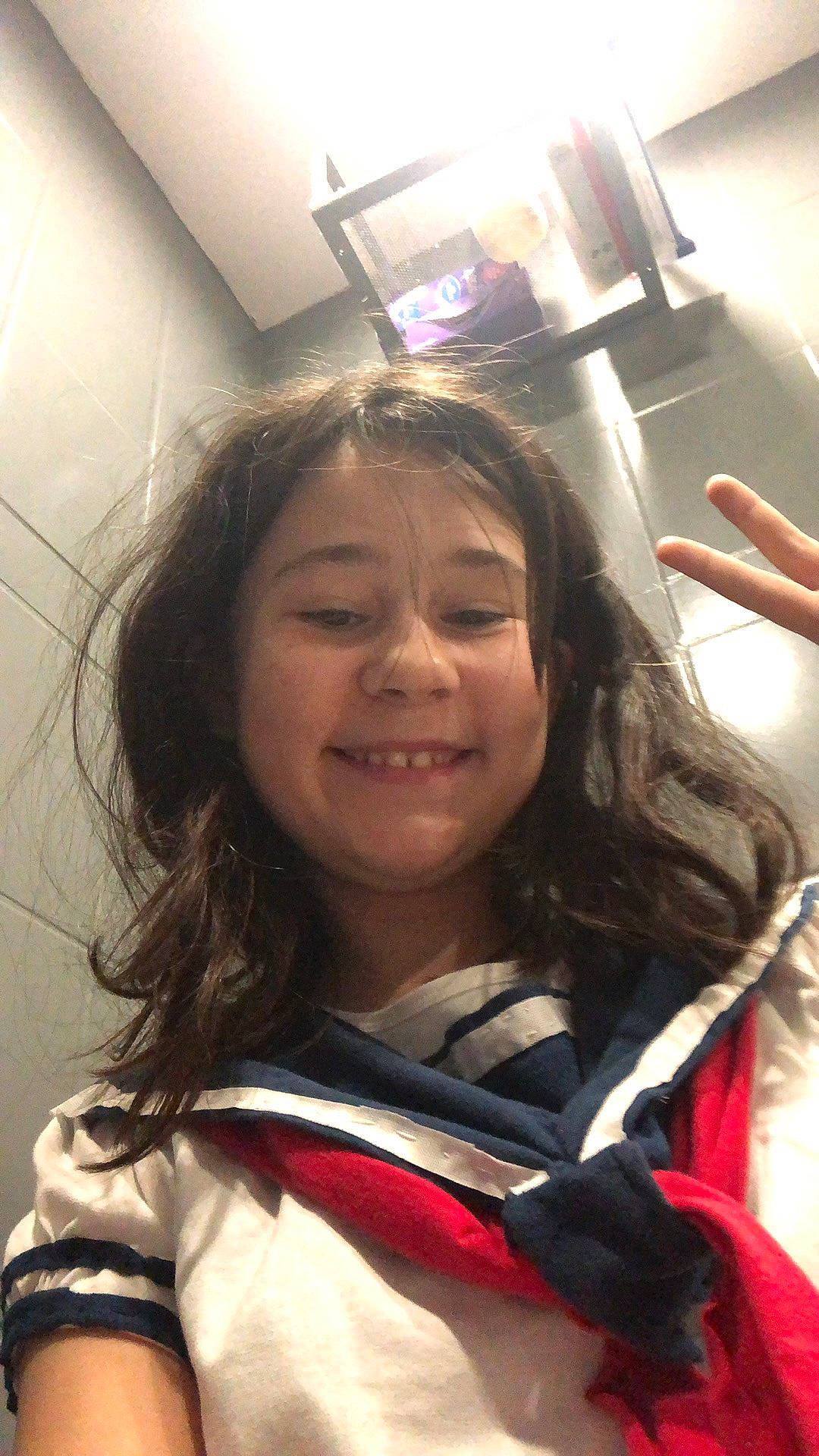 Cléonice a rejoint le concours — aidez-le/la à gagner de superbes lots ! bangs, beauty, black_hair, brown_hair, event, eyebrow, eyewear, fun, gesture, hair, hairstyle, happy, joy, long_hair, mouth, person, room, selfie, skin, smile