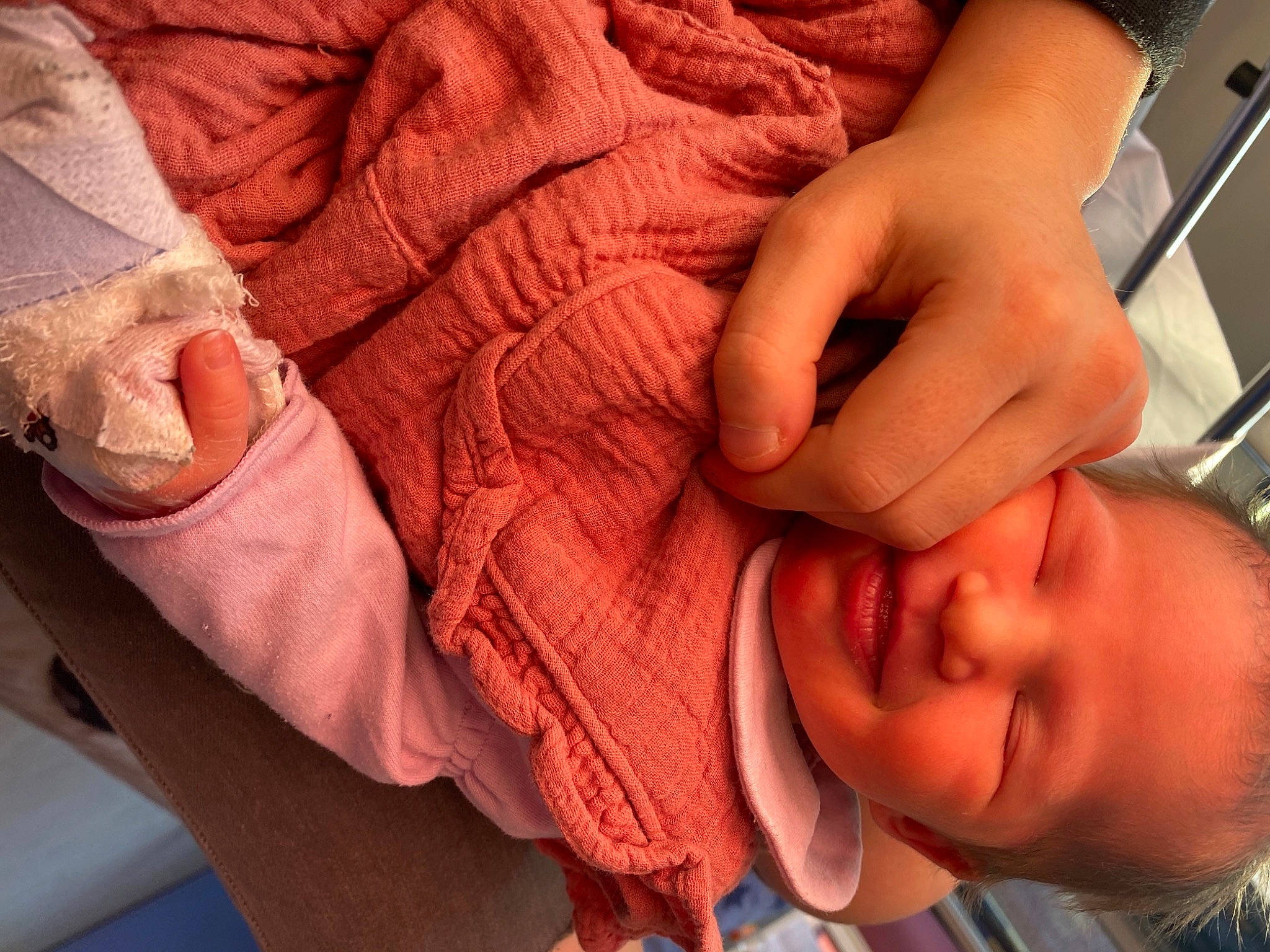 Angelina a rejoint le concours — aidez-le/la à gagner de superbes lots ! arm, comfort, eyelash, finger, gesture, glasses, hand, happy, human_body, interaction, joint, lip, mouth, muscle, nail, neck, orange, person, skin, sleeve