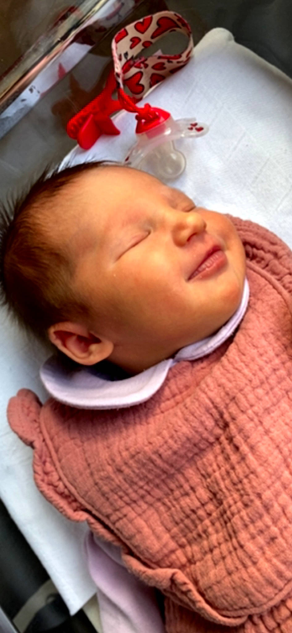 Angelina participe au concours pour gagner de l'argent avec cette photo : baby, baby_products, baby_toddler_clothing, bedtime, cheek, child, chin, comfort, eyebrow, facial_expression, happy, headgear, linens, lip, mouth, nose, person, pink, skin, toddler