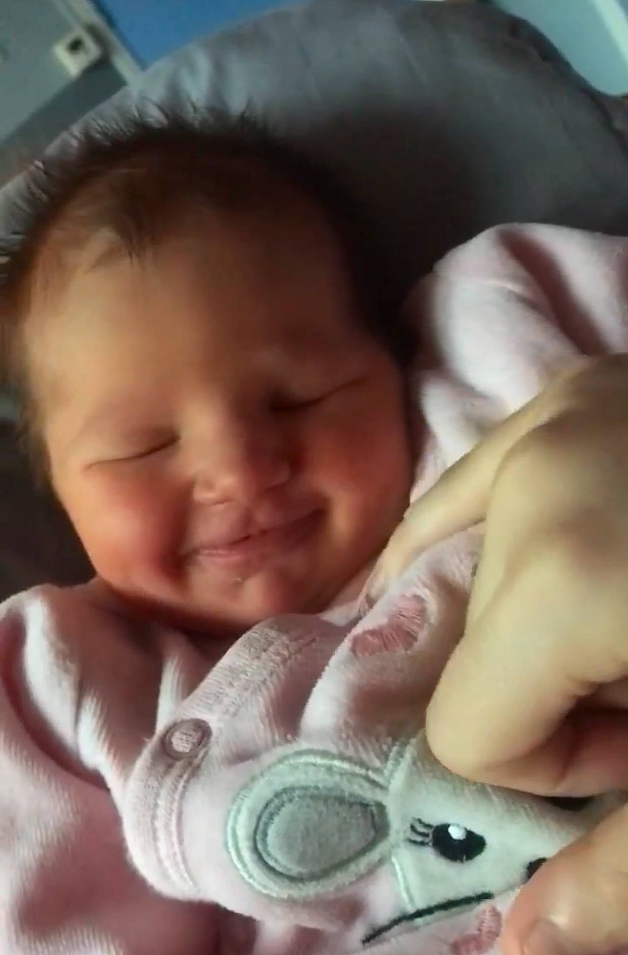 Angelina a rejoint le concours — aidez-le/la à gagner de superbes lots ! baby, cheek, ear, eye, eyebrow, facial_expression, finger, gesture, hair, hand, happy, head, human, iris, joy, lip, mouth, nose, person, skin