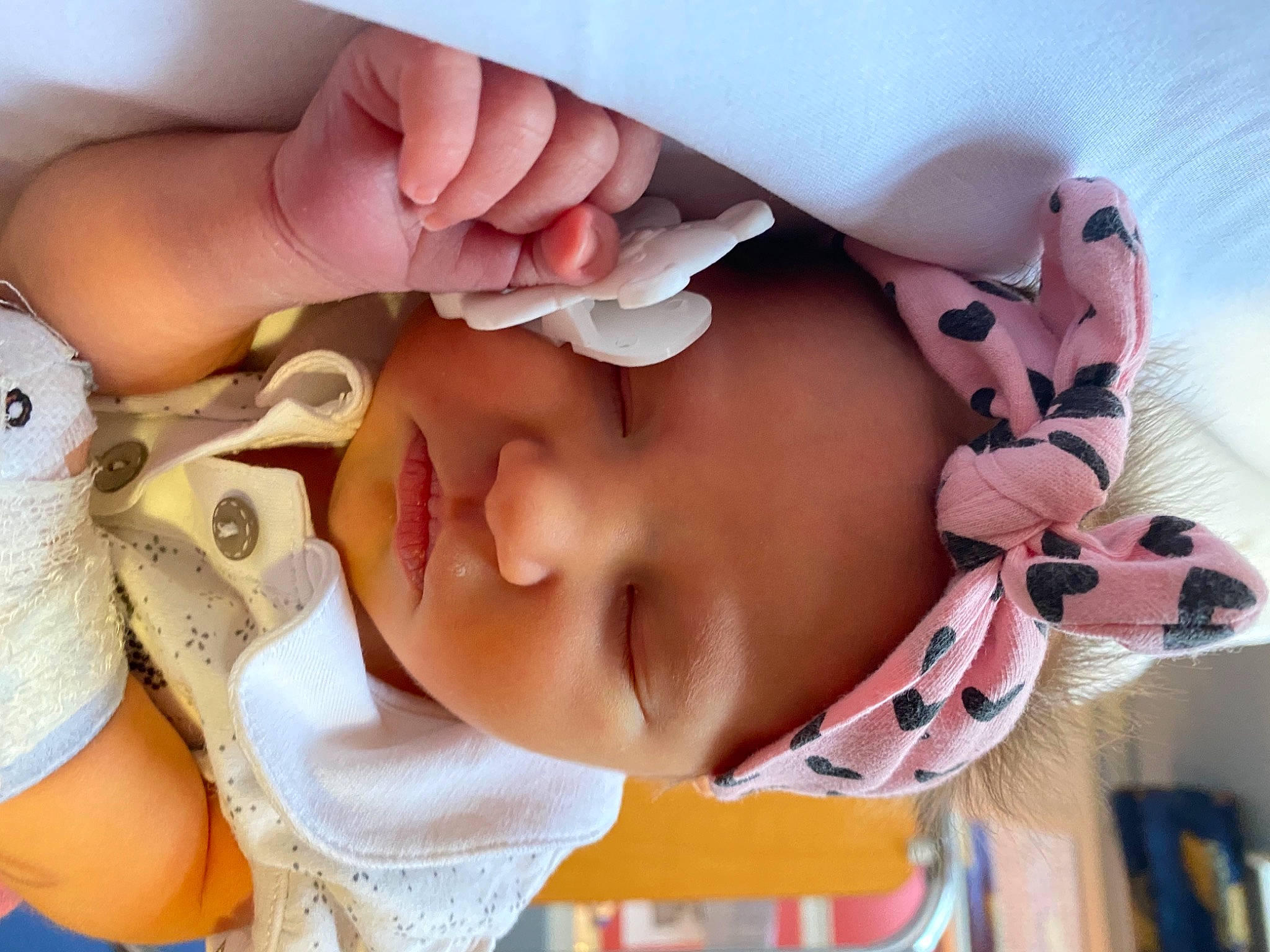 Angelina participe au concours pour gagner de l'argent avec cette photo : baby, baby_toddler_clothing, cheek, eyelash, finger, gesture, hand, happy, headgear, headwear, lip, mouth, nail, neck, nose, person, pink, skin, smile, textile