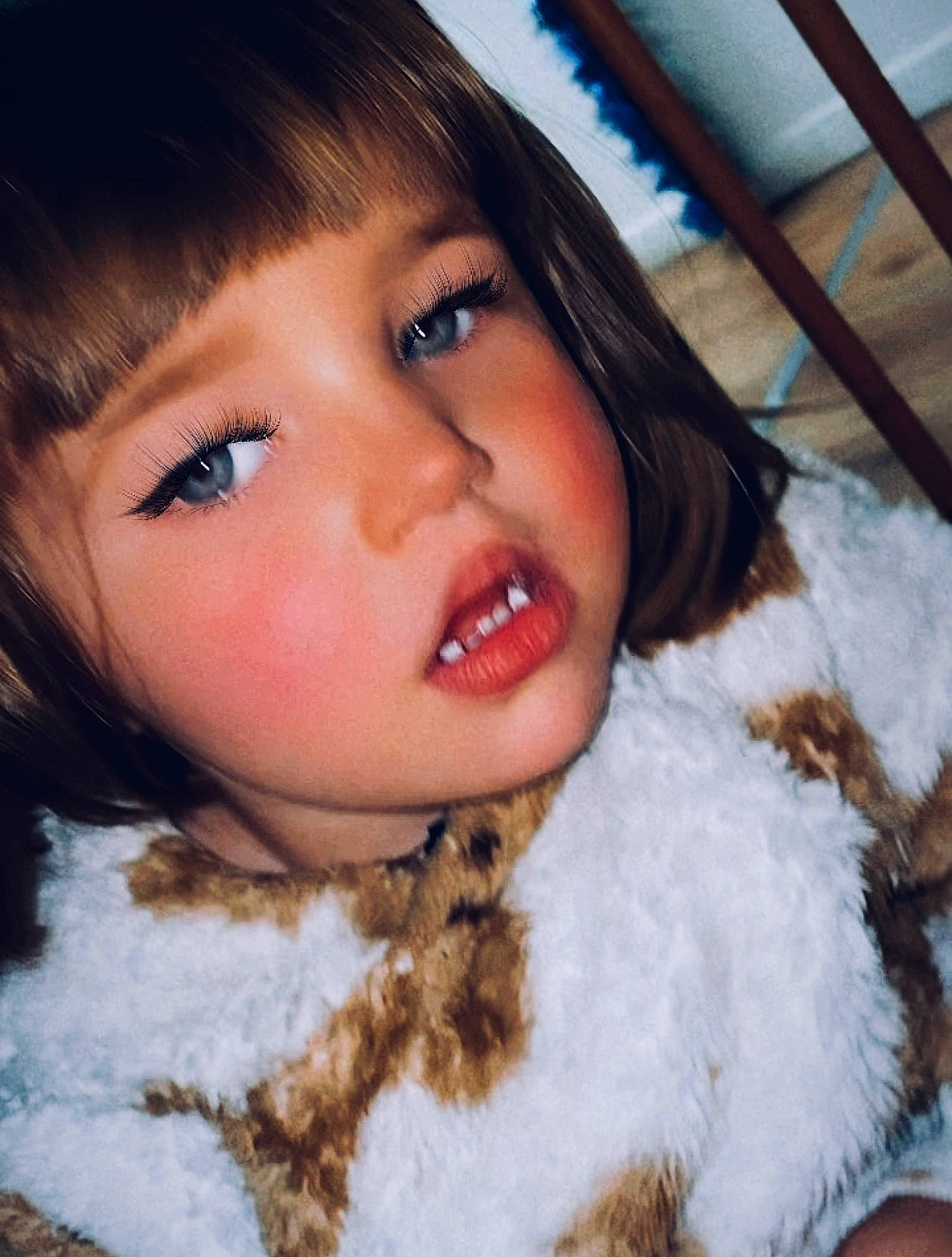 Angelina a rejoint le concours — aidez-le/la à gagner de superbes lots ! animal_product, bangs, black_hair, brown_hair, cheek, chin, eye, eyebrow, eyelash, flash_photography, happy, iris, jaw, layered_hair, lip, long_hair, natural_material, nose, person, skin