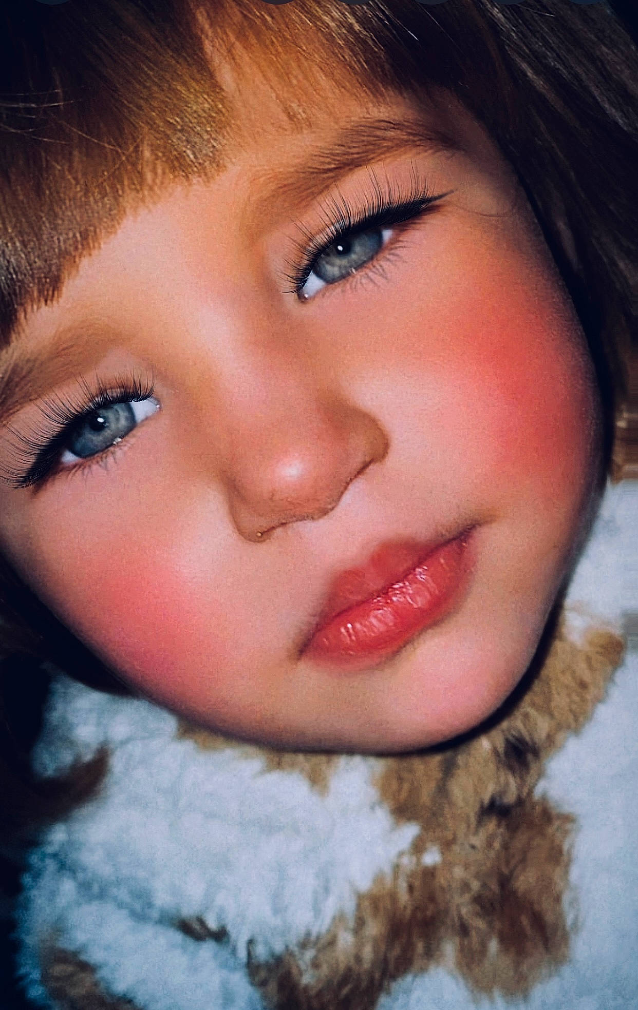 Angelina participe au concours pour gagner de l'argent avec cette photo : beauty, black_hair, cheek, chin, eyebrow, eyelash, facial_expression, flash_photography, freezing, hairstyle, happy, human_body, iris, jaw, lip, mouth, nose, organ, person, skin