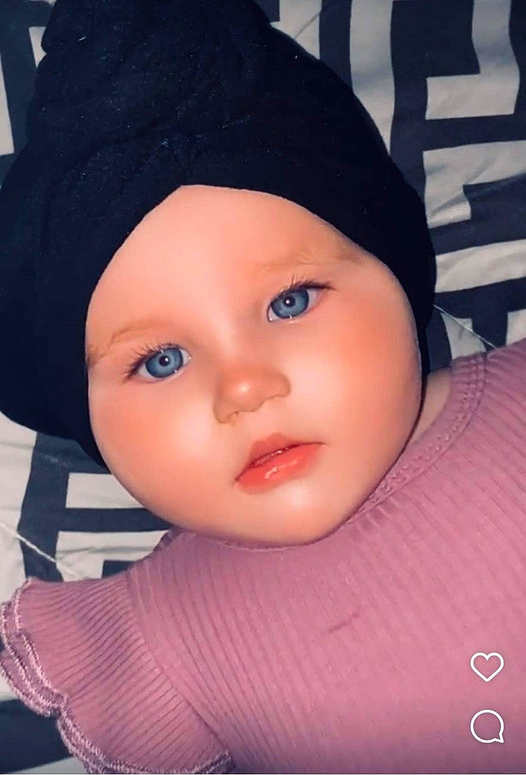 Angelina a rejoint le concours — aidez-le/la à gagner de superbes lots ! black_hair, cap, cheek, chin, cool, doll, eye, eyebrow, eyelash, forehead, hat, headgear, headwear, human_body, lip, material_property, nose, organ, person, pink