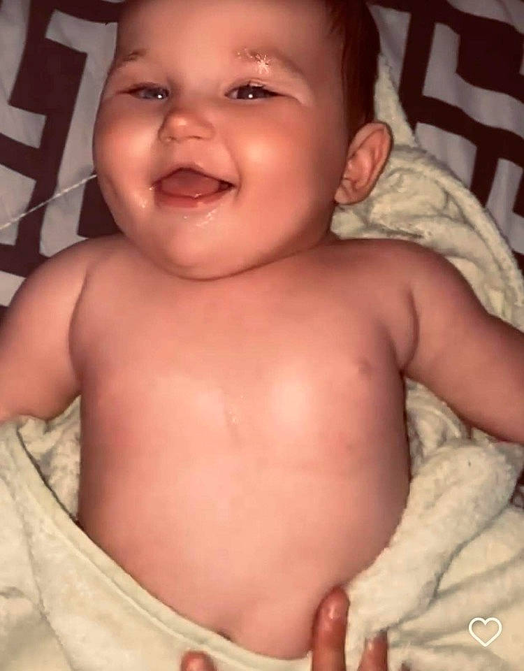 Angelina a rejoint le concours — aidez-le/la à gagner de superbes lots ! arm, cheek, chin, comfort, eyebrow, face, facial_expression, forehead, hand, head, human_body, jaw, joy, lip, mouth, muscle, neck, nose, person, skin