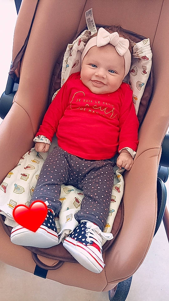 Lyna a rejoint le concours — aidez-le/la à gagner de superbes lots ! baby, baby_toddler_clothing, child, comfort, face, fun, headwear, human_body, human_leg, joy, knee, lap, leg, organ, people, person, red, sleeve, smile, sock