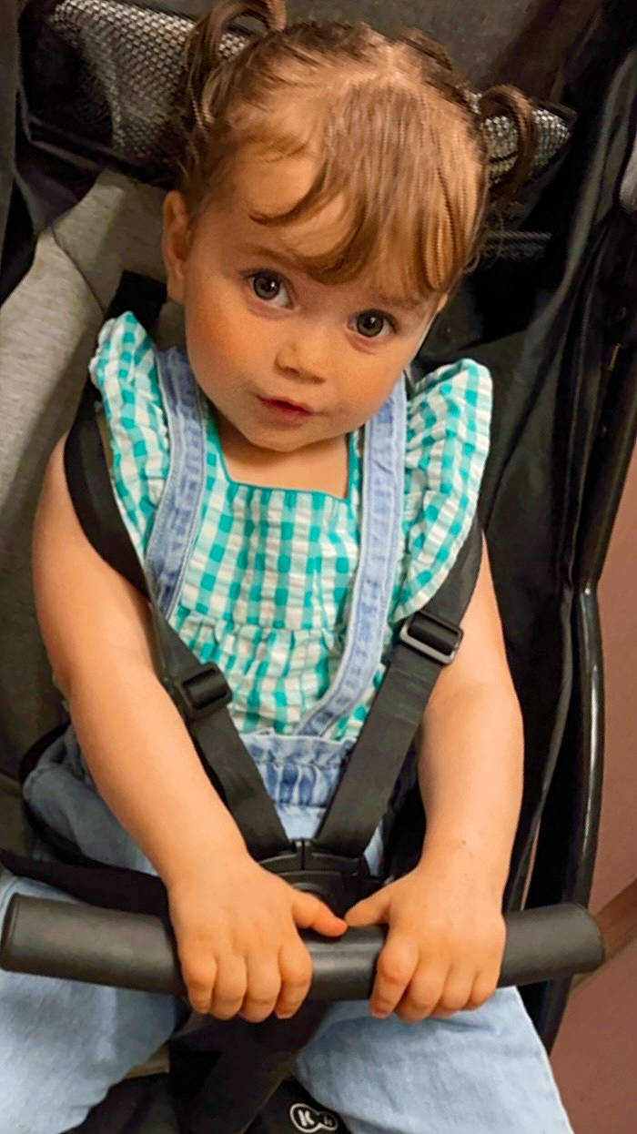 Inaya a rejoint le concours — aidez-le/la à gagner de superbes lots ! arm, baby, baby_carriage, baby_in_car_seat, baby_products, baby_safety, baby_toddler_clothing, cheek, child, comfort, eye, face, hairstyle, head, human_body, iris, person, seat_belt, skin, sleeve