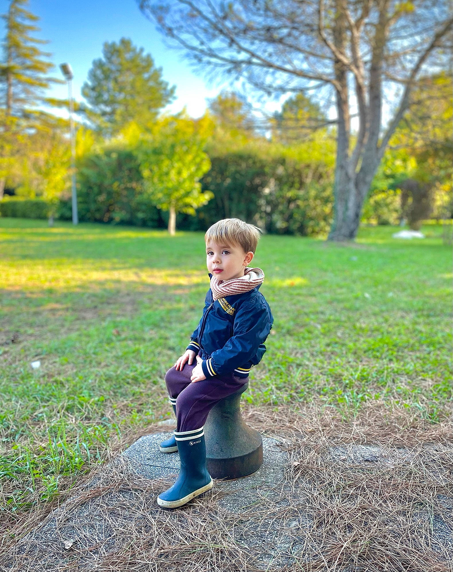 William participe au concours pour gagner de l'argent avec cette photo : branch, flash_photography, grass, grass_family, grassland, happy, lawn, leaf, leisure, people_in_nature, person, plant, public_space, recreation, sky, sunlight, toddler, tree, wood, woody_plant