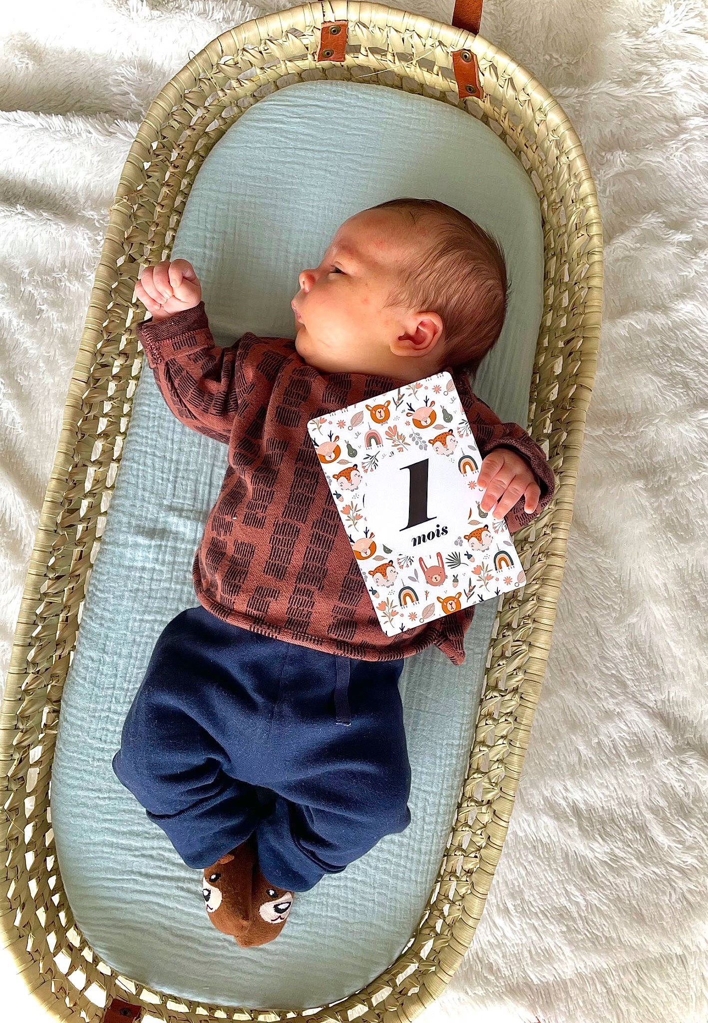 Noah participe au concours pour gagner de l'argent avec cette photo : baby, baby_products, baby_safety, baby_sleeping, baby_toddler_clothing, basket, child, comfort, fashion_accessory, headgear, linens, outerwear, pattern, person, plaid, room, sitting, sleeve, t_shirt, textile