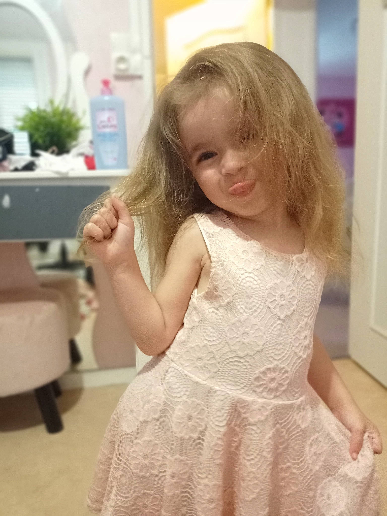 Sylia a rejoint le concours — aidez-le/la à gagner de superbes lots ! baby_toddler_clothing, dress, flooring, gesture, hair, hairstyle, happy, houseplant, human_body, iris, joint, neck, one_piece_garment, person, plant, shoulder, skin, sleeve, smile, toddler